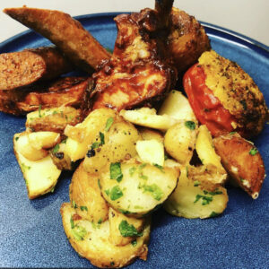 Mix grill, tomate provençale et potatoes, sauce tartare