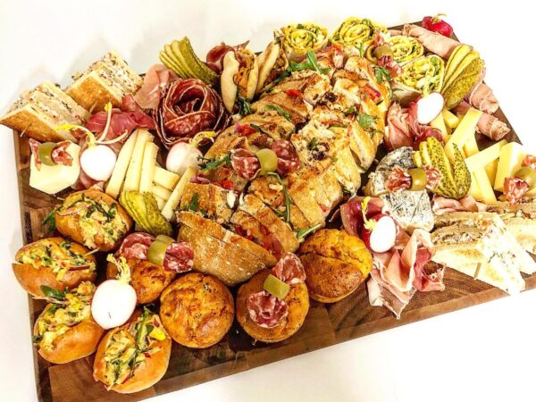 Plateau apéritif avec charcuterie et fromage