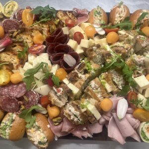 Plateau apéritif avec charcuterie et fromage