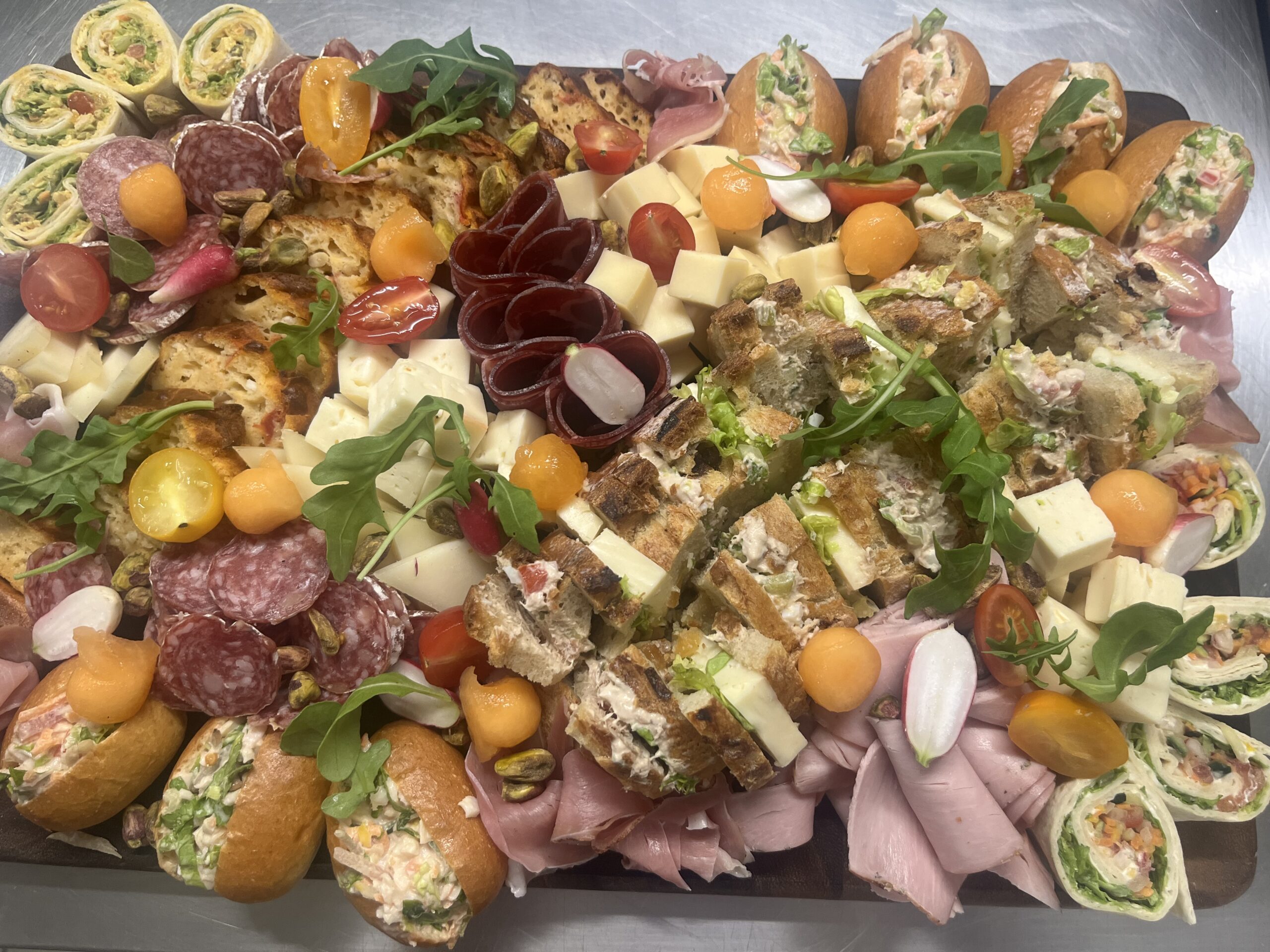 Plateau apéritif avec charcuterie et fromage